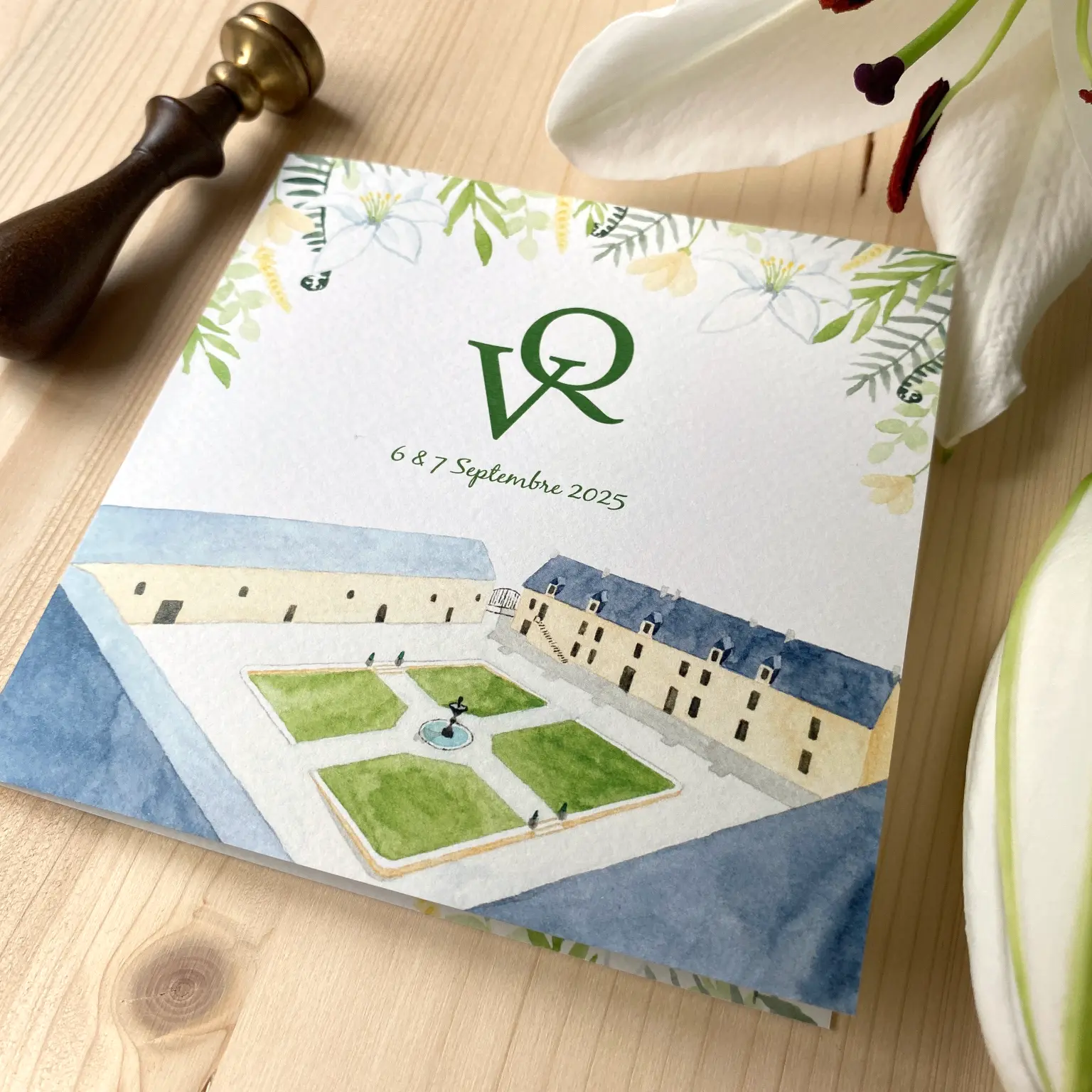 Faire-part de mariage à l'aquarelle élégant avec illustration du Domaine de la Cours des Lys, dans le Calvados