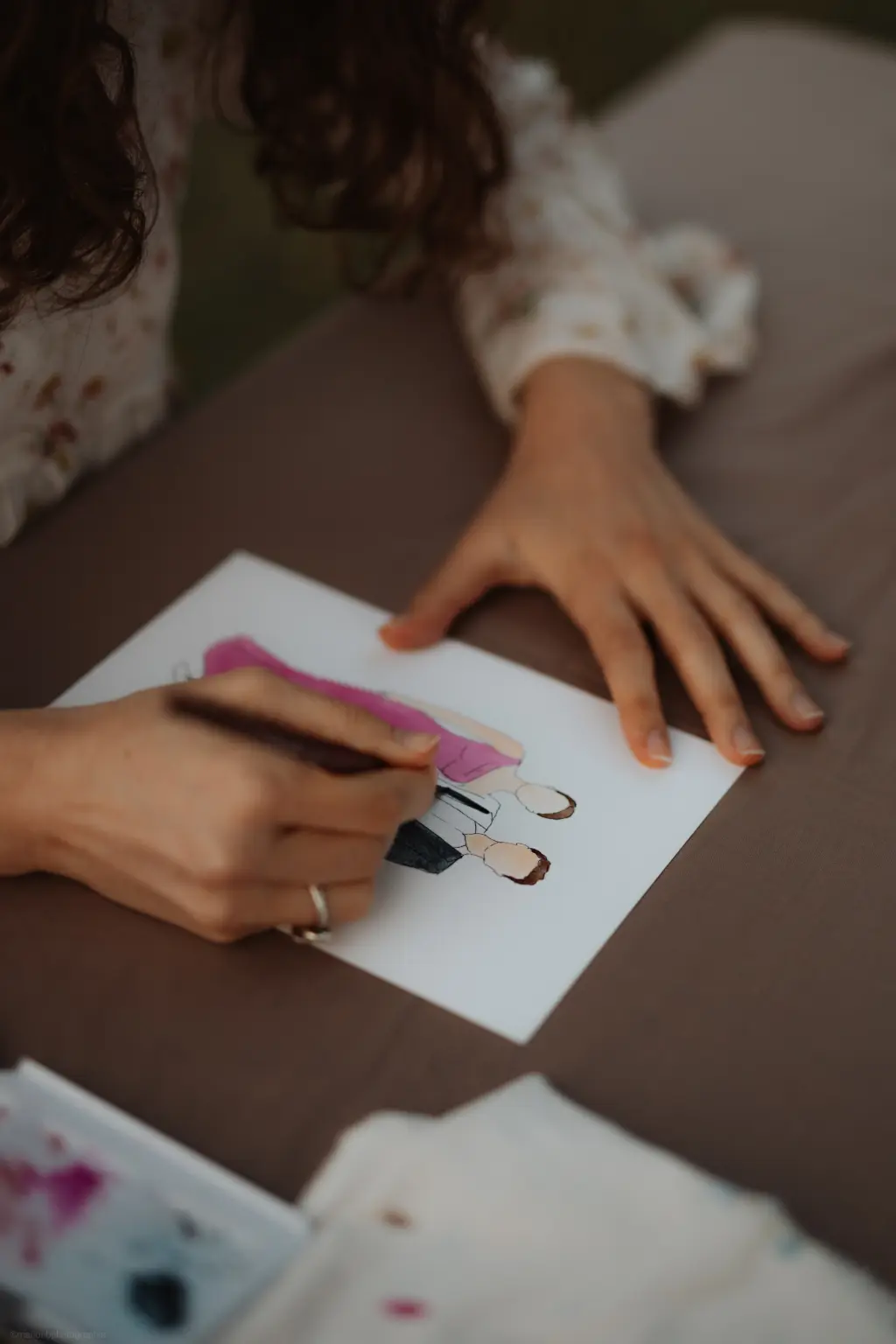 Mise en relief d'un croquis à l'aquarelle d'un couple à un mariage (© Marion B. Photographie) Mise en relief d'un croquis à l'aquarelle d'un couple à un mariage (© Marion B. Photographie)